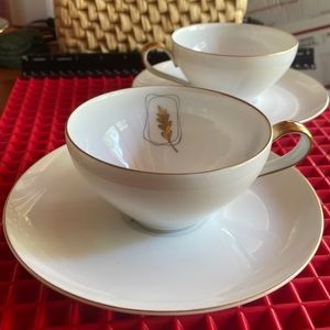VERY BEAUTIFUL VINTAGE PAIR OF JAPANESE GOLDEN LEAF HAND PAINTED TEACUPS